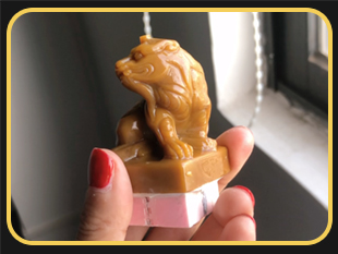 全自动玉石雕刻机加工案例_立体狗摆件印章视频