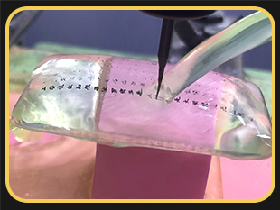 玉石自动雕刻机,在琉璃水晶上雕刻文字过程视频